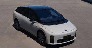 The Li Auto i6 is shown from a front-side angle, featuring a sleek design, large wheels, and a panoramic roof.